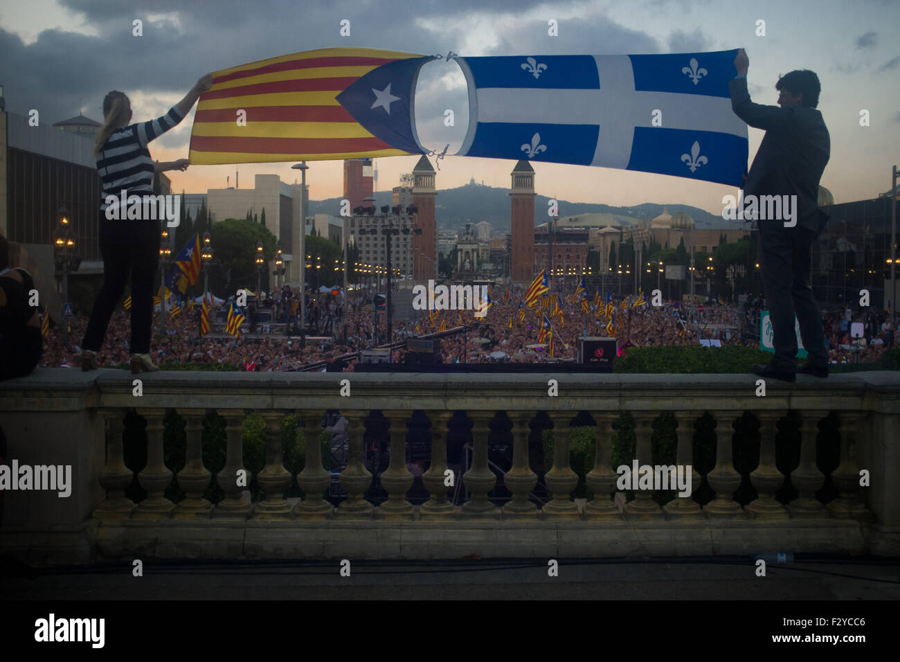 Barcelone, Catalogne, Espagne. 25 Septembre, 2015. Un homme et une woamn tenir un estelada drapeau indépendantiste (catalan) et un drapeau du Québec au cours de la dernière campagne de rallye 'Junts pel Si' (ensemble pour Oui) à Barcelone le 25 septembre, 2015. Dimanche prochain auront lieu des élections régionales en Catalogne. Les sondages indiquent que l'indépendance parties pourraient obtenir la majorité absolue. Crédit : Jordi Boixareu/ZUMA/Alamy Fil Live News Banque D'Images