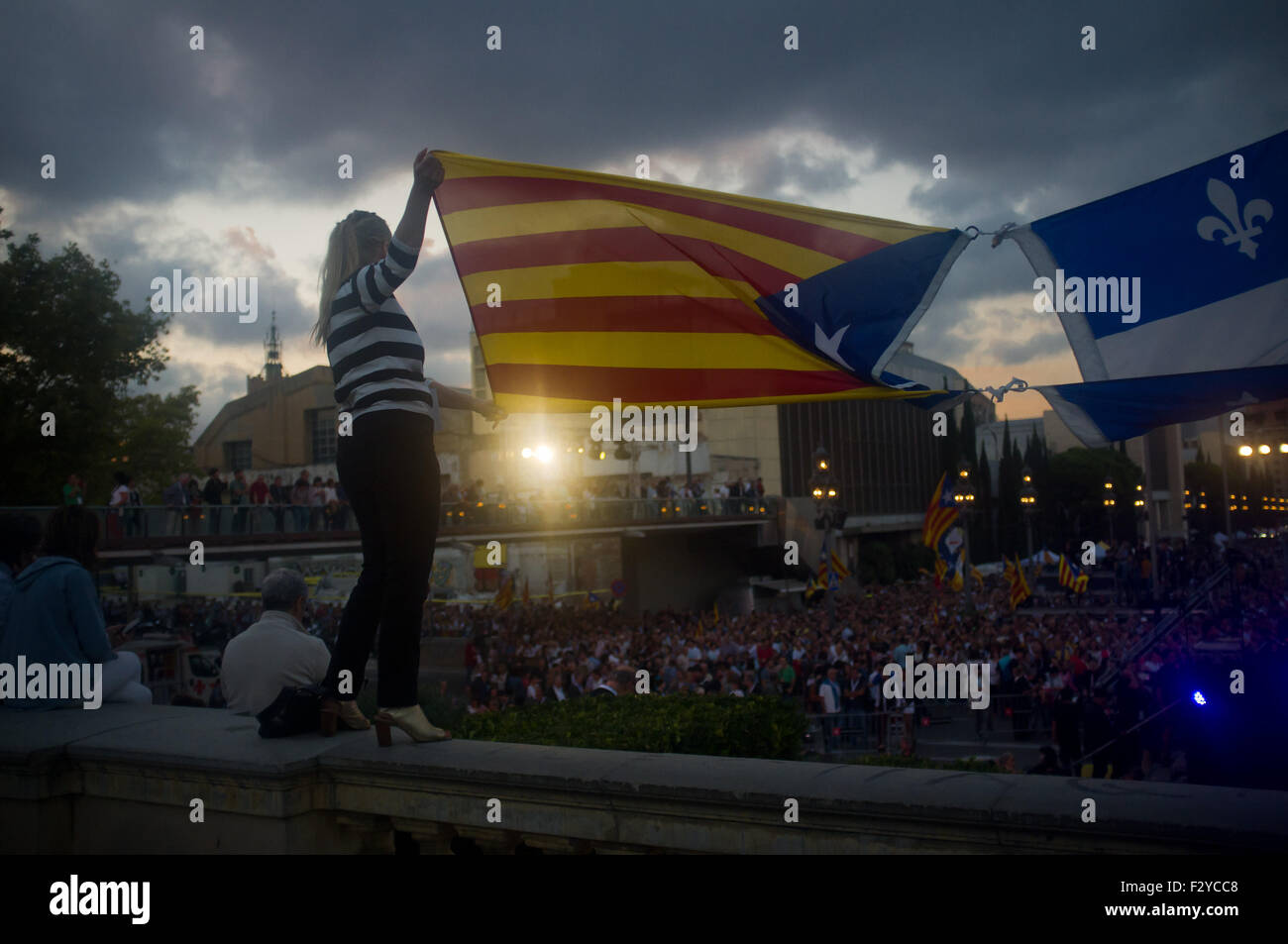 Barcelone, Catalogne, Espagne. 25 Septembre, 2015. Une femme tient un estelada drapeau indépendantiste (catalan) et un drapeau du Québec au cours de la dernière campagne de rallye 'Junts pel Si' (ensemble pour Oui) à Barcelone le 25 septembre, 2015. Dimanche prochain auront lieu des élections régionales en Catalogne. Les sondages indiquent que l'indépendance parties pourraient obtenir la majorité absolue. Crédit : Jordi Boixareu/ZUMA/Alamy Fil Live News Banque D'Images
