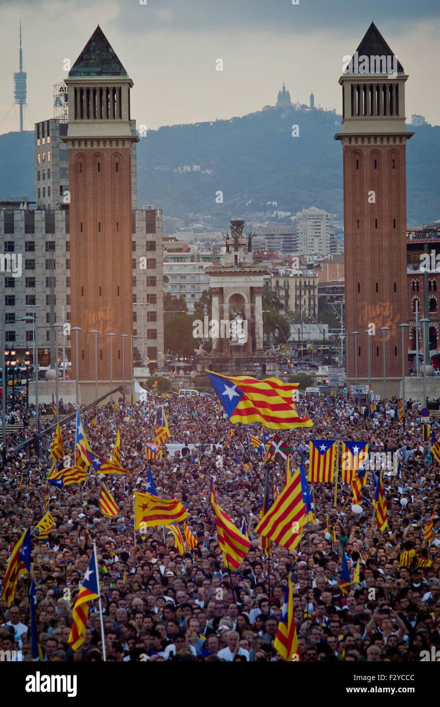 Barcelone, Catalogne, Espagne. 25 Septembre, 2015. Drapeaux indépendantistes catalans (Estelades) sont vus au cours de la dernière campagne de rallye 'Junts pel Si' (ensemble pour Oui) à Barcelone le 25 septembre, 2015. Dimanche prochain auront lieu des élections régionales en Catalogne. Les sondages indiquent que l'indépendance parties pourraient obtenir la majorité absolue. Crédit : Jordi Boixareu/ZUMA/Alamy Fil Live News Banque D'Images
