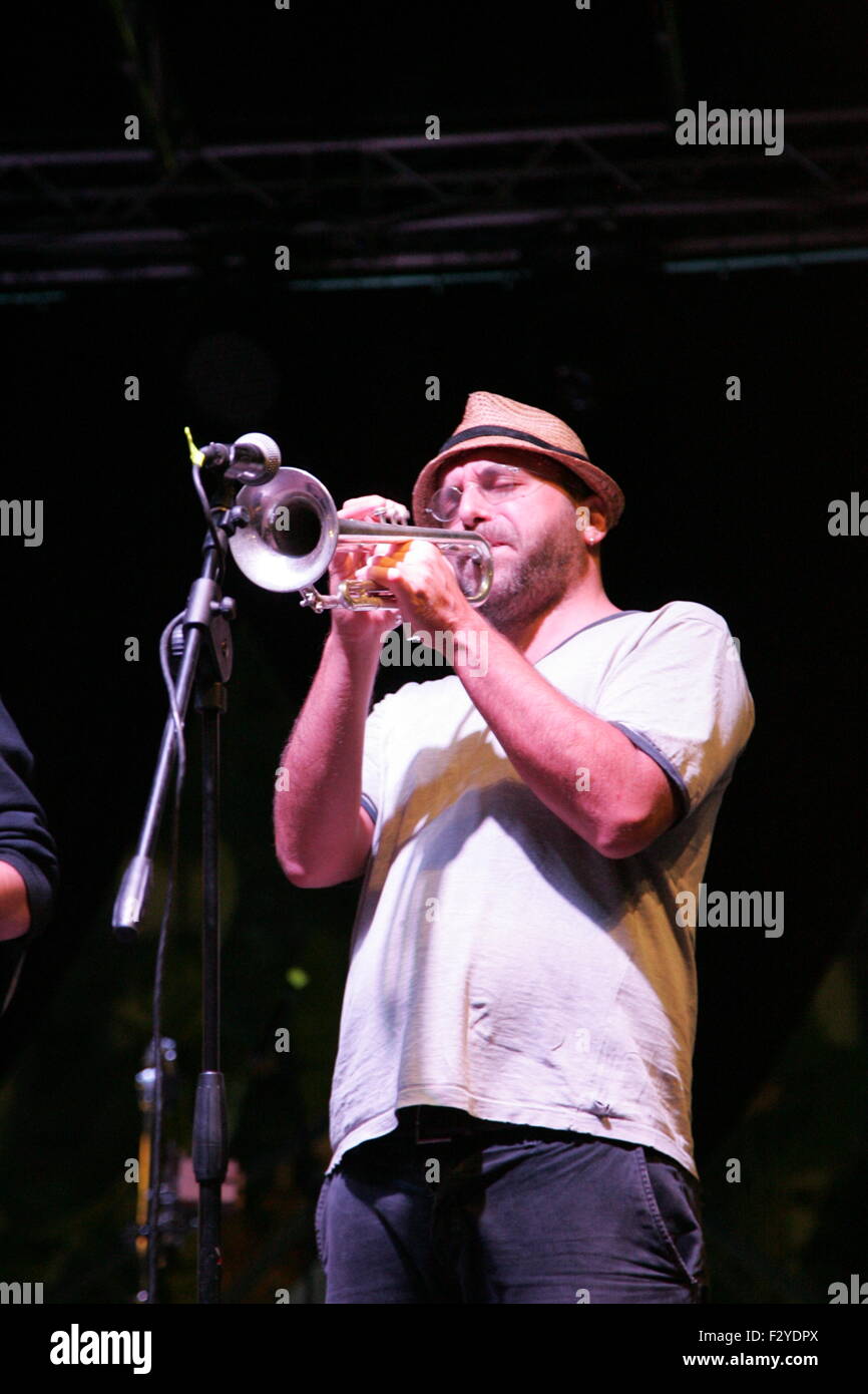 Naples, Italie. 25 Septembre, 2015. Un interprète à Yallafest 2015. Yallafest 2015 Napoli Multicultural Festival débutera du 25 septembre jusqu'au 27 à Piazza Dante Il est ouvert à toutes les cultures avec de nombreux concerts, des débats, des jeux et des danses qui vise à célébrer l'être ensemble, de surmonter les facteurs sociaux, culturels et la nationalité. Credit : Salvatore Esposito/Pacific Press/Alamy Live News Banque D'Images