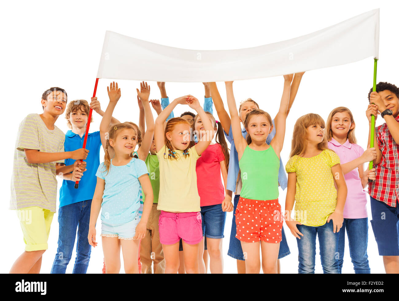 Groupe d'enfants heureux attente bannière blanche vide Banque D'Images