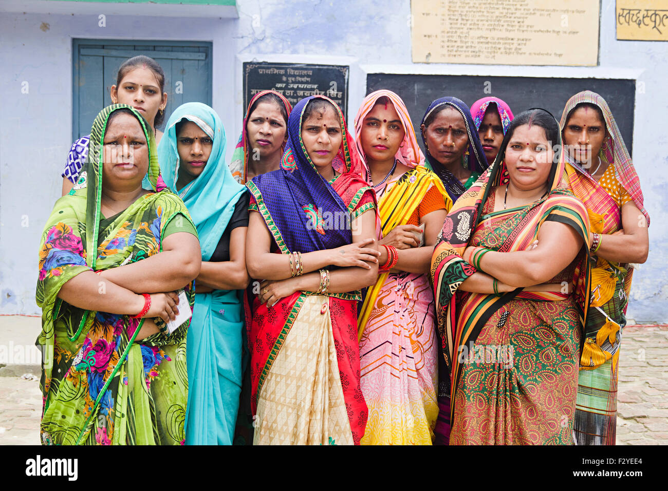 Groupe villageois rural indien femme foule permanent voisin Banque D'Images