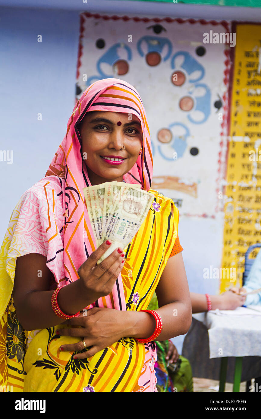 1 villageois rural indien femme argent montrant Banque D'Images