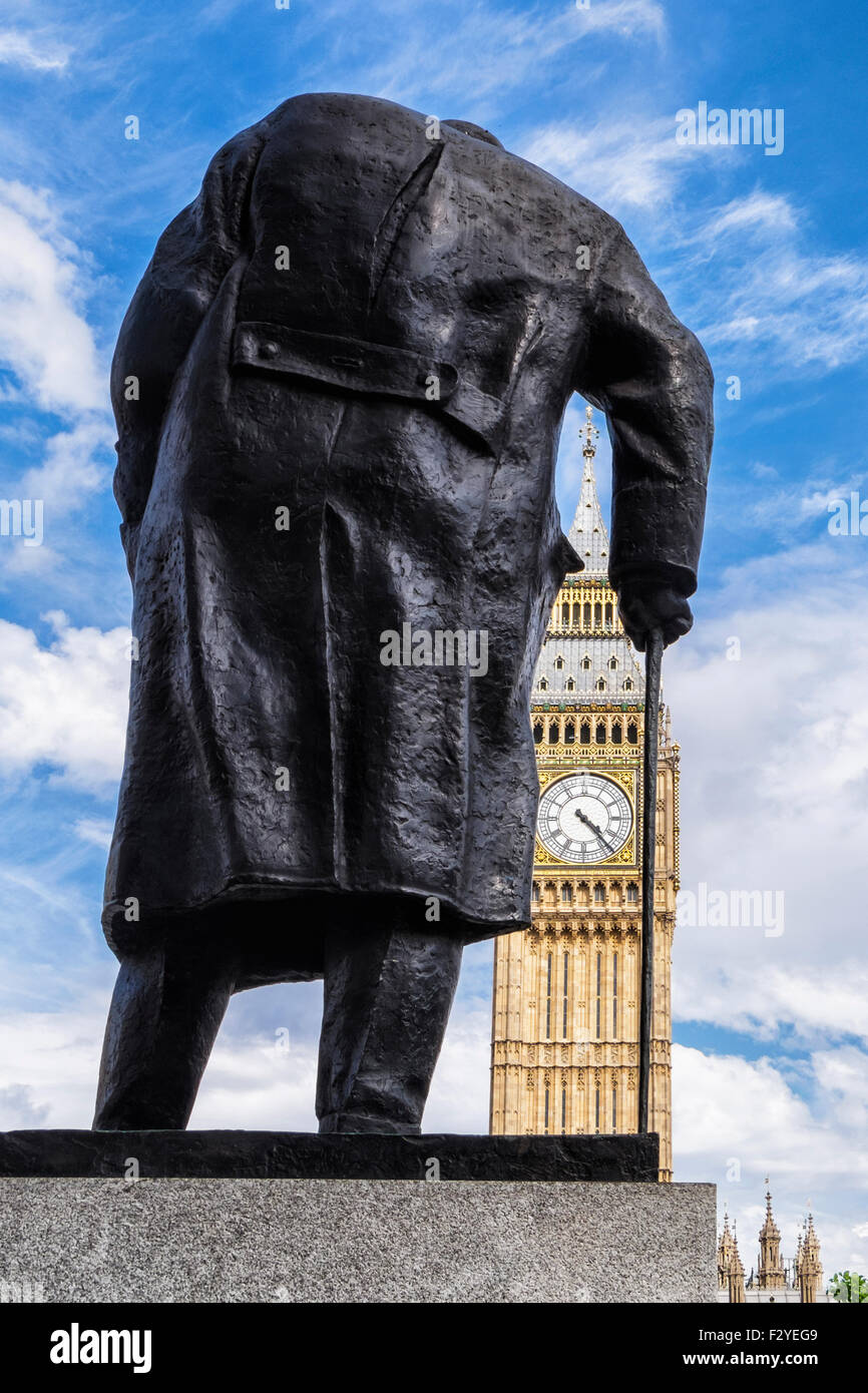 Winston Churchill statue en bronze, la place du Parlement de Londres. Célèbre chef britannique et Big Ben, Horloge et Elizabeth Tower Banque D'Images