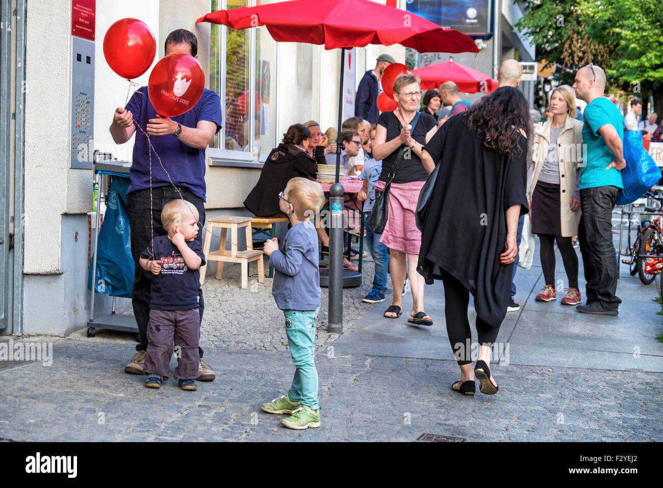 Berlin Veteranenstrasse Street Party - Veteran Street Fest. familles, hommes, femmes et enfants profiter du plaisir Banque D'Images