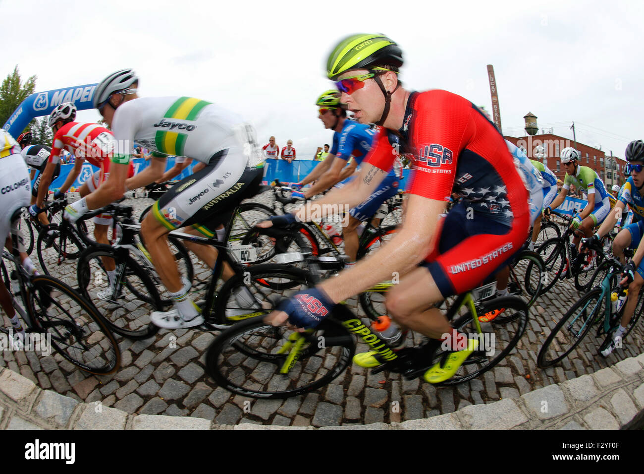 RICHMOND (Virginie), 25 sept., 2015. United States rider Logan Owen courses jusqu'Libby Hill au cours de l'UCI Championnats du Monde sur route les hommes de moins de 23 Course sur route. Le bâtiment à l'arrière-plan était en même temps une fabrique de cigarettes Lucky Strike. Credit : Ironstring/Alamy Live News Banque D'Images