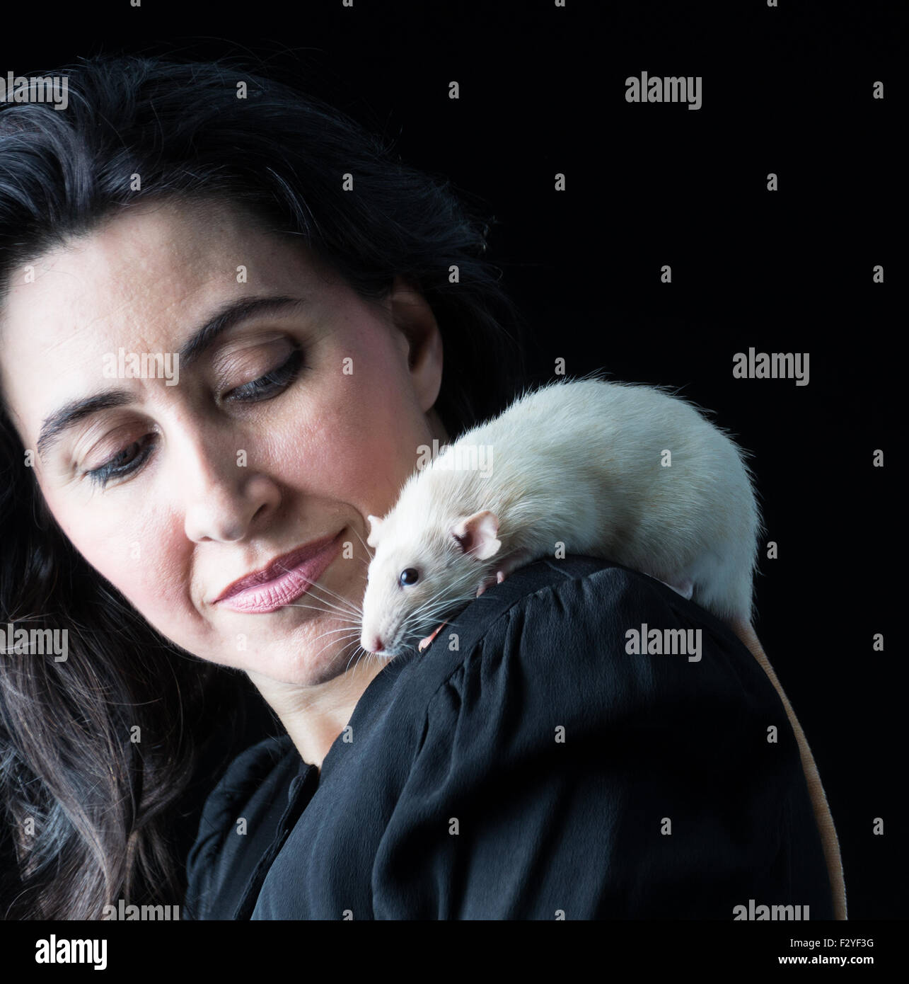 Woman in black rat blanc avec permanent sur l'épaule Banque D'Images