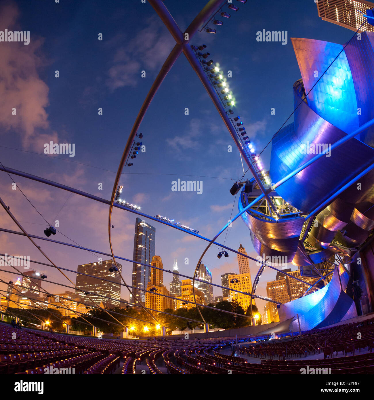 Un fisheye, grand angle, vue de nuit le pavillon Jay Pritzker, Millennium Park et l'horizon de Chicago. Banque D'Images