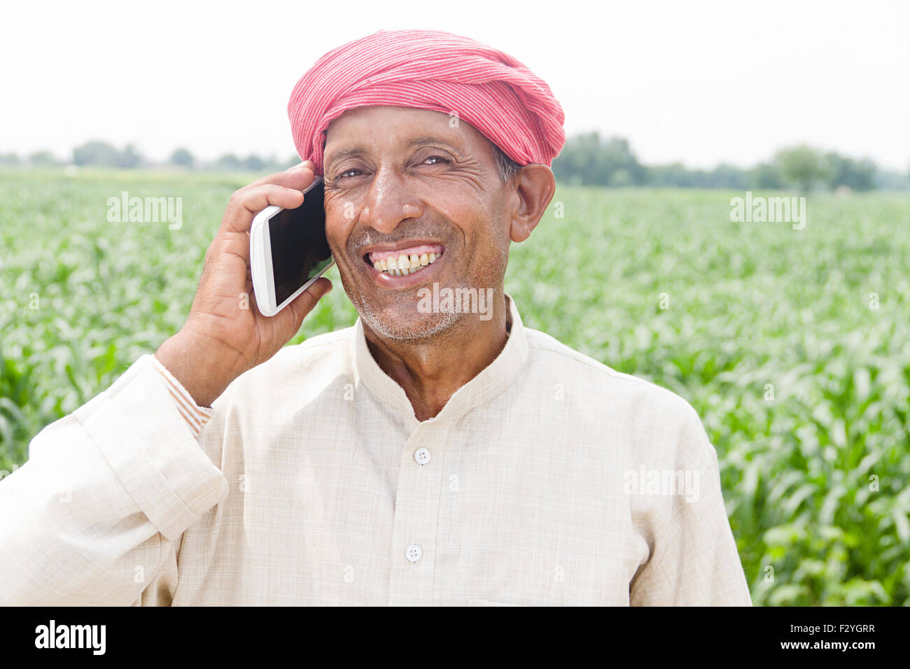 1 personnes rurales indiennes ferme fermier parler Mobile Phone Banque D'Images