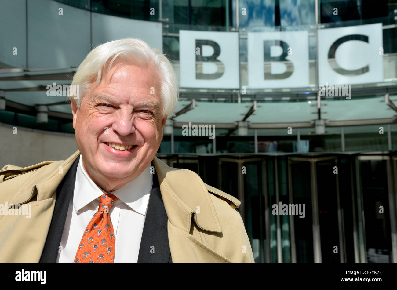 John Simpson, CBE, les affaires du monde Rédacteur en chef de BBC News, à l'extérieur de Nouveau Broadcasting House, Londres Banque D'Images