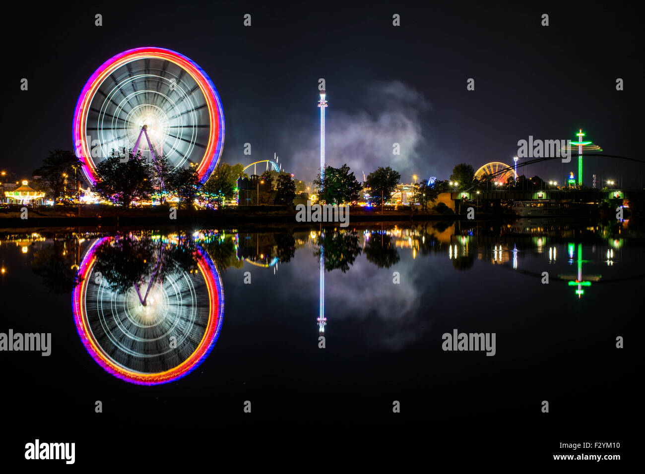 Vue panoramique de la Stuttgart Festival avec la rivière Neckar à l'avant. Banque D'Images