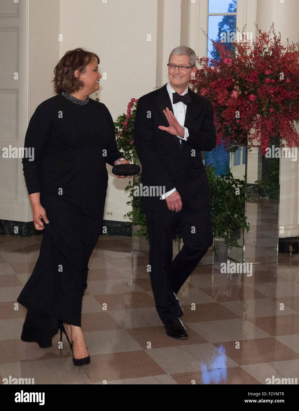Washington DC, USA. 25 Septembre, 2015. Tim Cook, CEO d'Apple, et Mme Lisa Jackson arriver au dîner d'État pour le président de la Chine Le président Xi et Madame Peng Liyuan à la Maison Blanche à Washington, DC pour une visite d'État officielle Vendredi, 25 Septembre, 2015. Dpa : Crédit photo alliance/Alamy Live News Banque D'Images