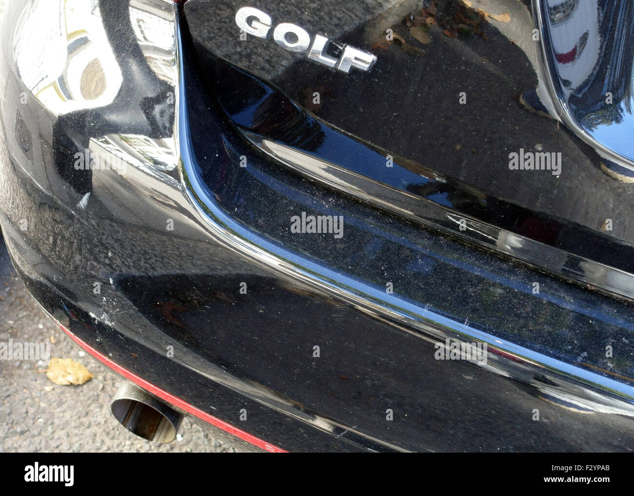 Les tuyaux d'échappement sur Volkswagen Golf voiture, Londres Banque D'Images