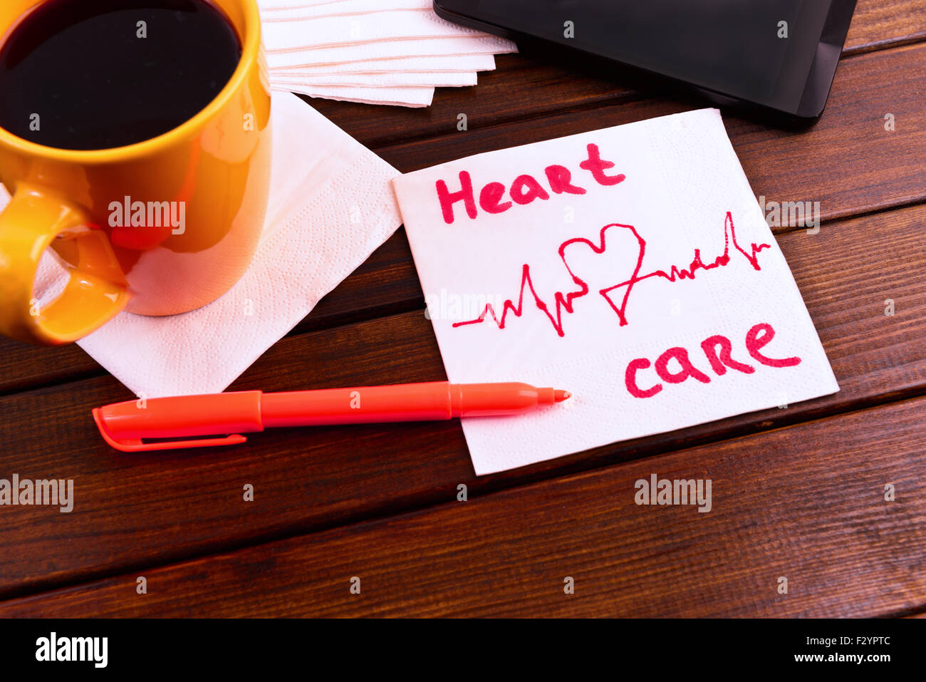 Croquis de serviette sur les soins cardiaques cardiogramme serviette caffe Banque D'Images