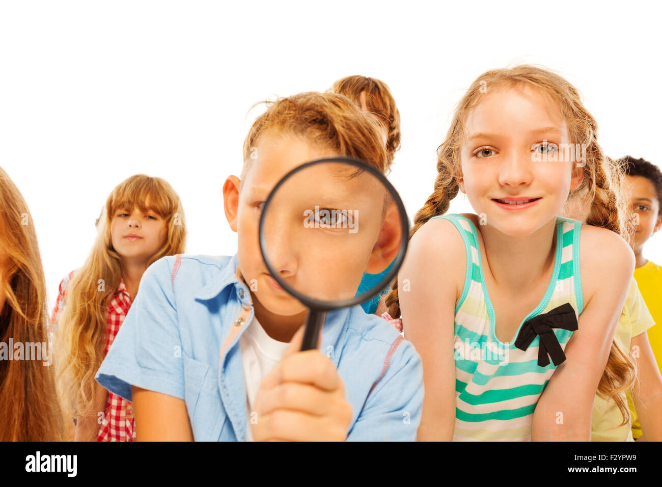 Heureux goys et les filles s'asseoir dans un groupe Banque D'Images