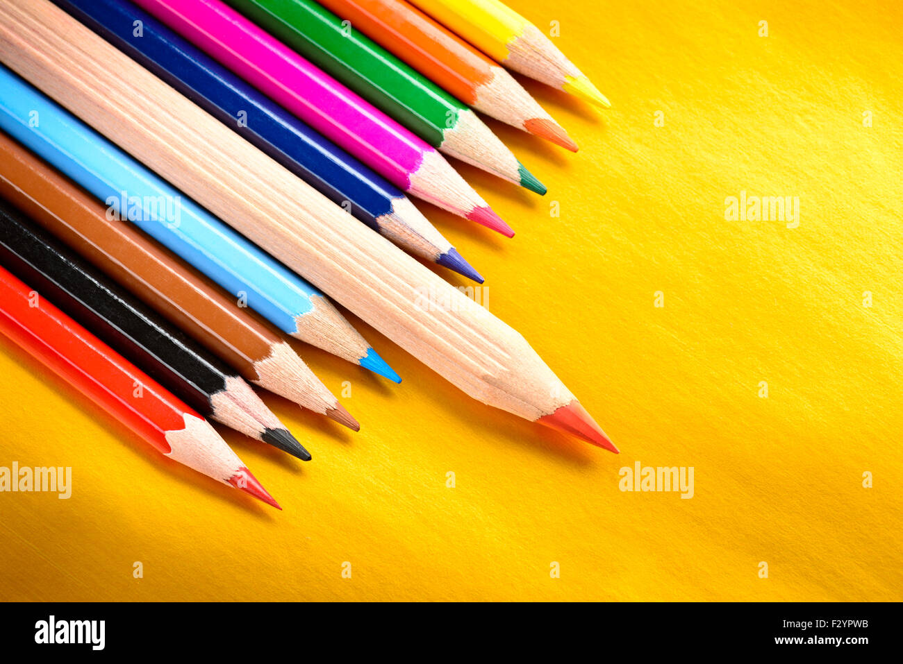 Crayon rouge debout à partir d'un tas de crayons de couleur, concept de leadership Banque D'Images
