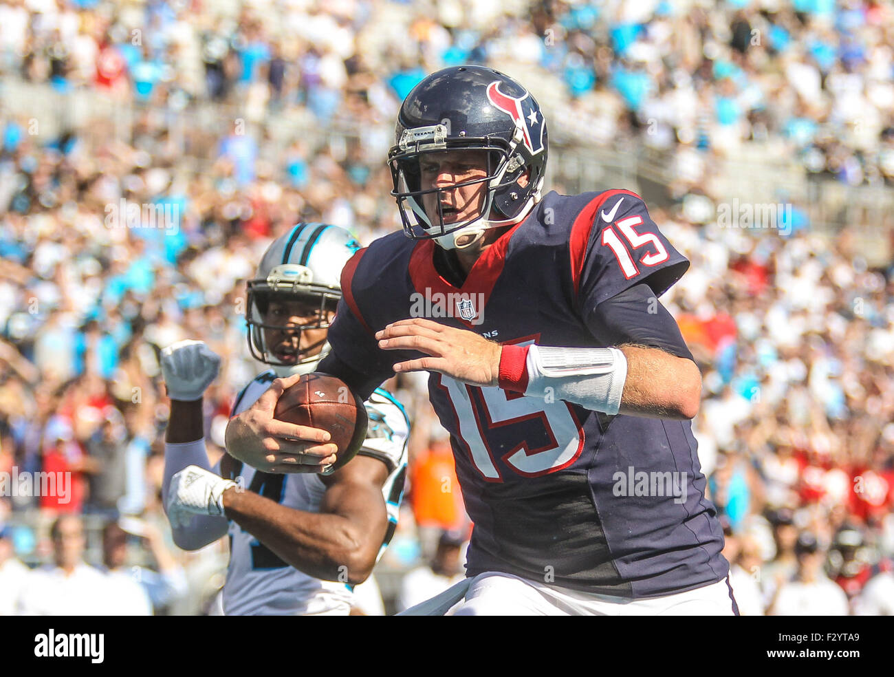 Le 20 septembre 2015 Charlotte, quart-arrière des Houston Texans Ryan Mallett # 15 brouille dans un match contre les Panthers de la Caroline le 20 septembre 2015, au stade Bank of America à Charlotte, Caroline du Nord. Les Panthère défait les Texans 19-10 .Margaret Bowles/CSM Banque D'Images