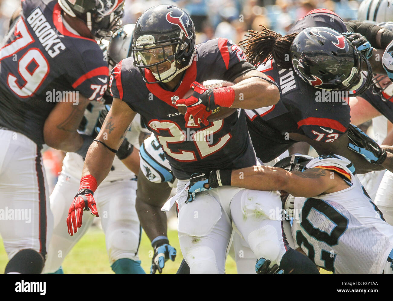 Le 20 septembre 2015 Charlotte, running back des Houston Texans Polk # 22 Chris trouve un trou dans la ligne défensive dans un match contre les Panthers de la Caroline le 20 septembre 2015, au stade Bank of America à Charlotte, Caroline du Nord. Les Panthère défait les Texans 19-10 .Margaret Bowles/CSM Banque D'Images