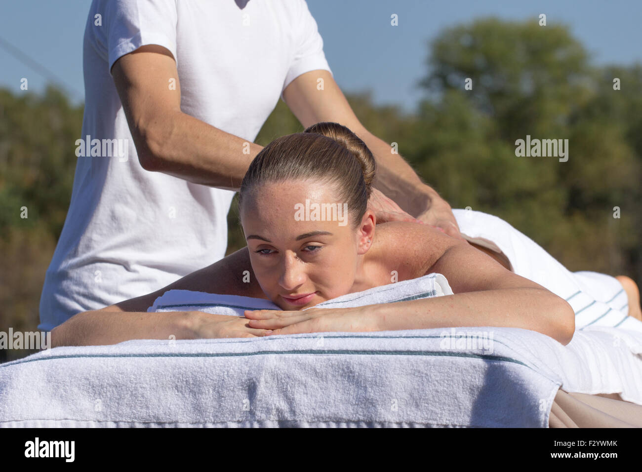 Caucasian woman allongé sur une table de massage outdoorsp Banque D'Images