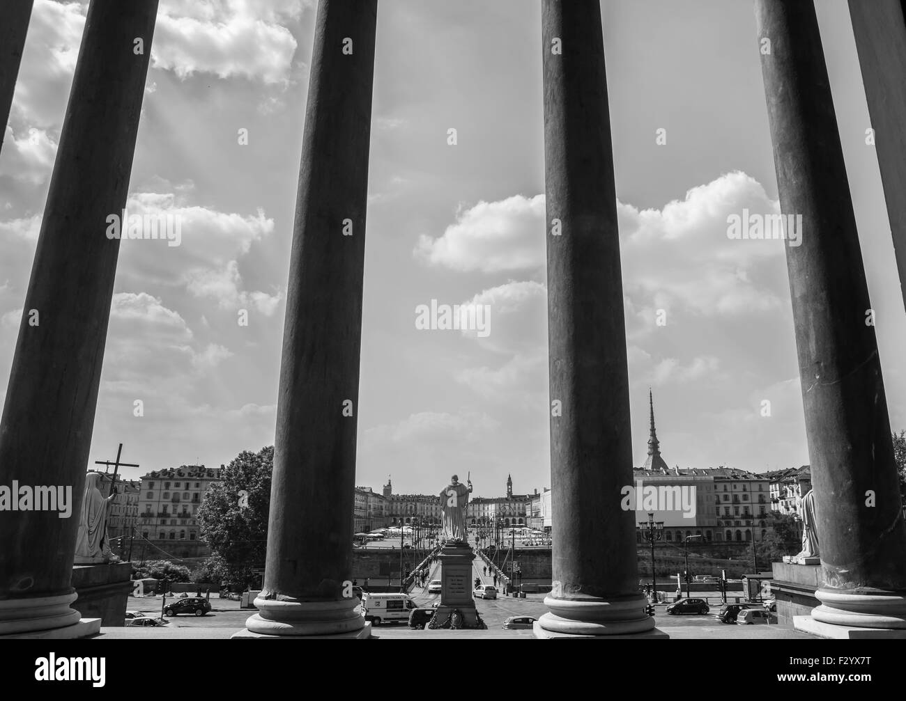 La ville de Turin parmi les colonnes de l'église Gran Madre di Dio. Banque D'Images