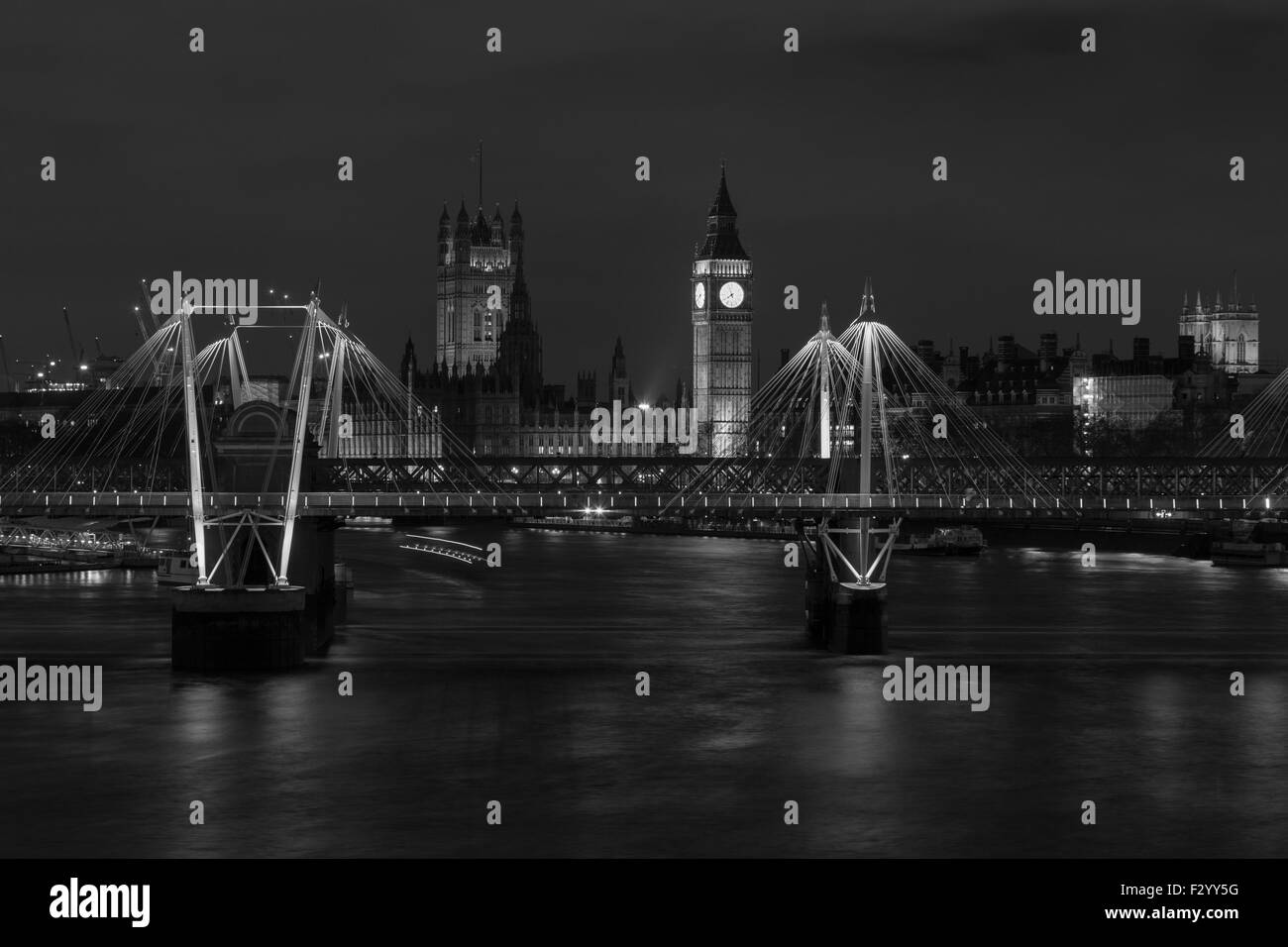 Dans la nuit de Westminster sur la Tamise en noir et blanc. Partie de Jubilee/Hungerford Bridge peut être vu dans la foreg Banque D'Images