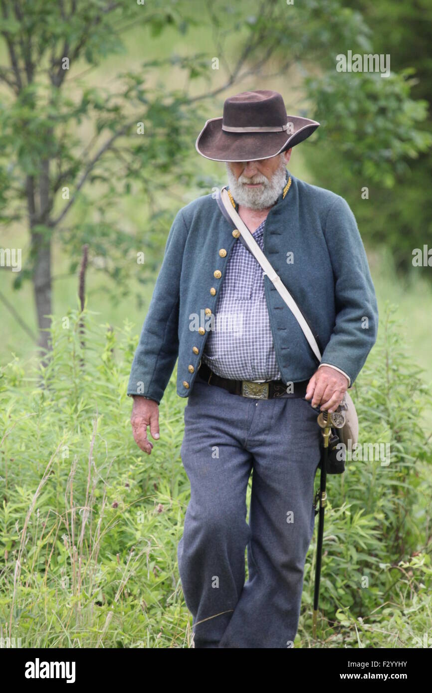 La guerre civile de l'Union européenne marche reenactor dans les mauvaises herbes à la 150e anniversaire de la bataille de Gettysburg, le 28 juin 2013. Banque D'Images
