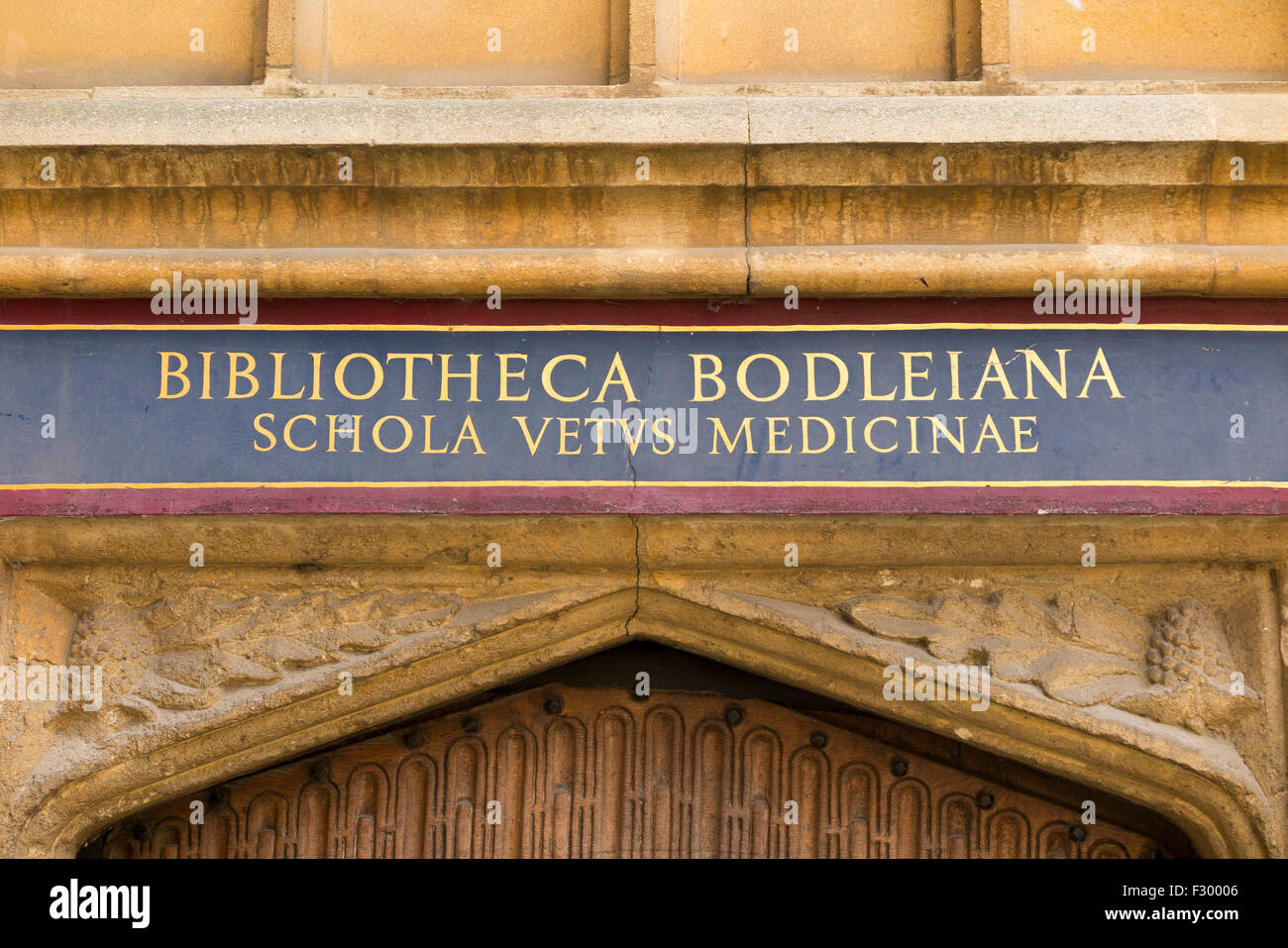 Ancienne école porte de Quadrangle Schola Vetvs Medicinae (ancienne école de médecine) de Bodleian Library, Oxford University. UK. Banque D'Images