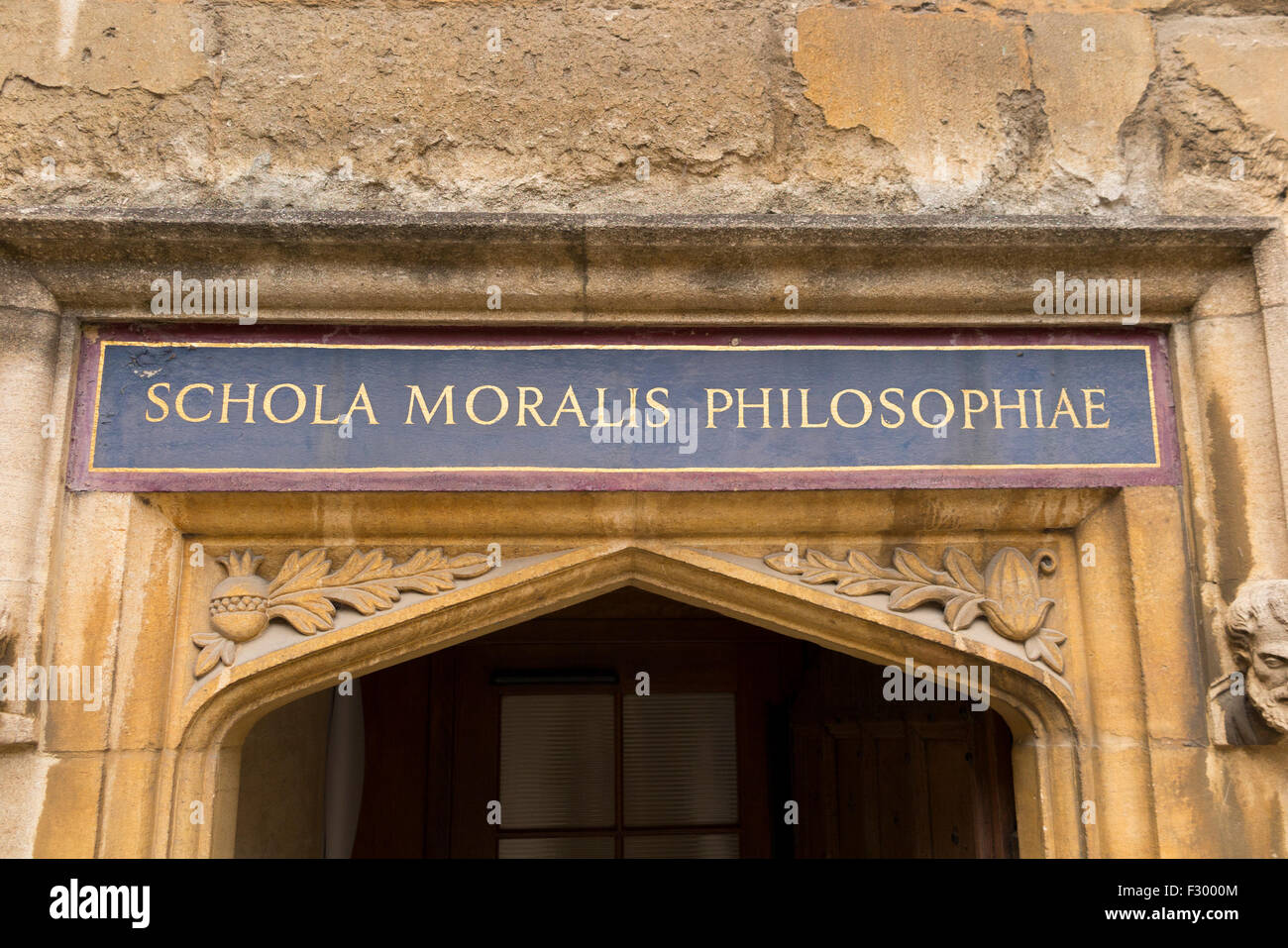 Ancienne école porte de Quadrangle Schola Moralis (École de la philosophie morale) à la Bodleian Library. L'Université d'Oxford. UK Banque D'Images