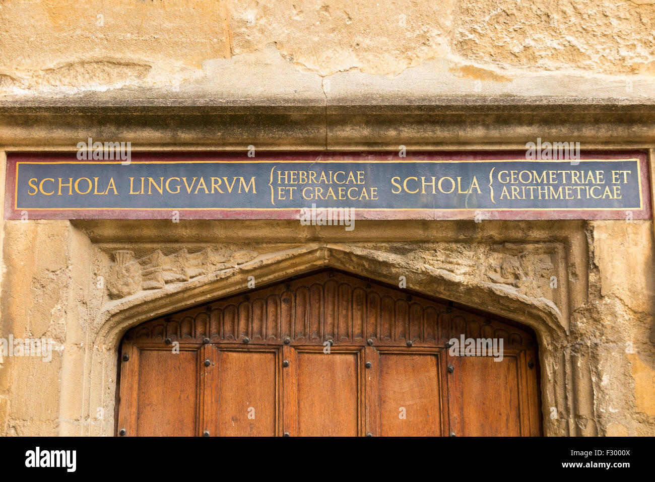Ancienne école porte de Quadrangle Schola Lingvarvm (langue scolaire) Geometriae (géométrie)Bodleian Library Oxford University Banque D'Images