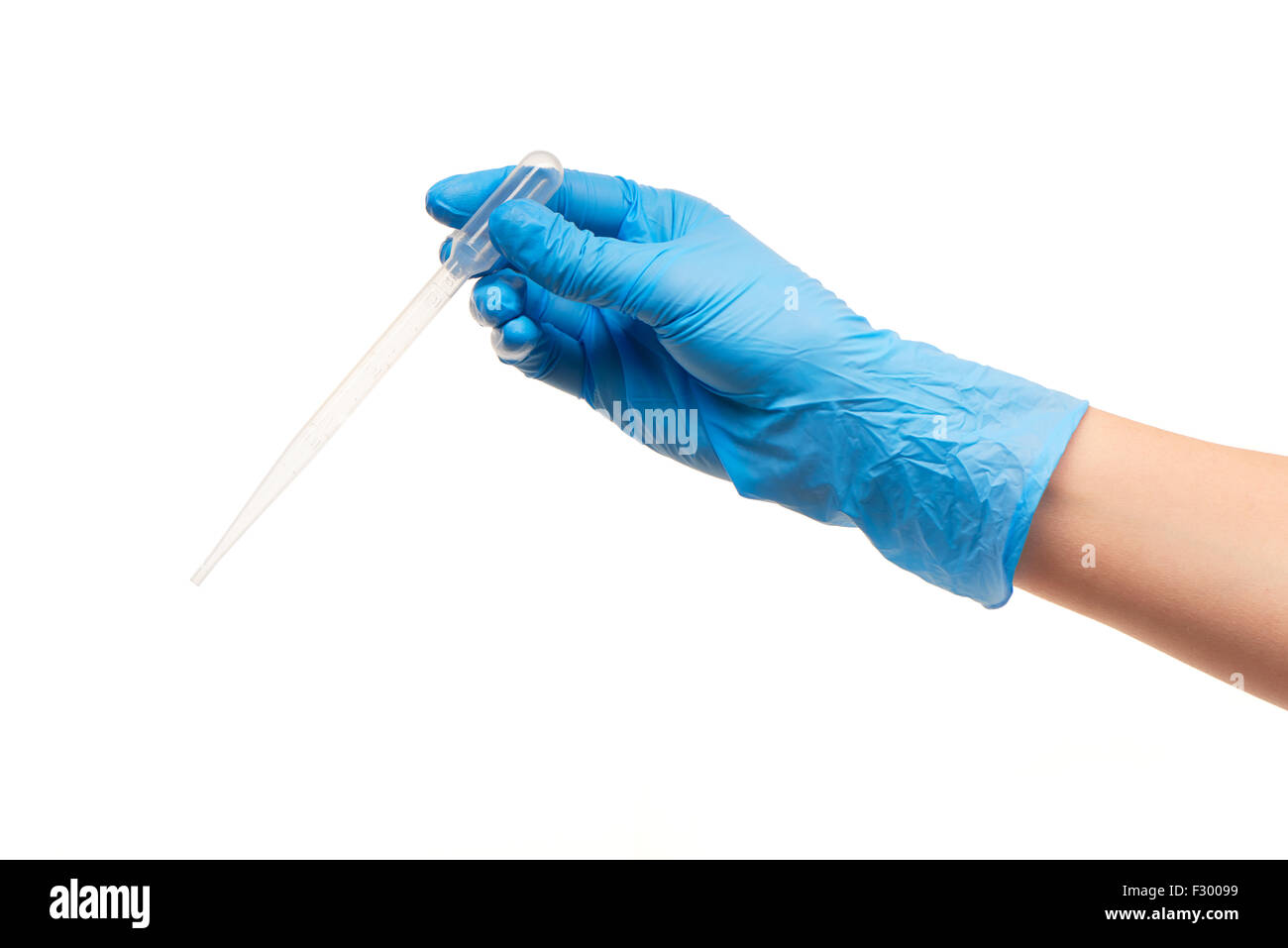 Close up de la main du médecin en bleu les gants chirurgicaux stériles en plastique blanc avec compte-gouttes médical contre fond blanc Banque D'Images