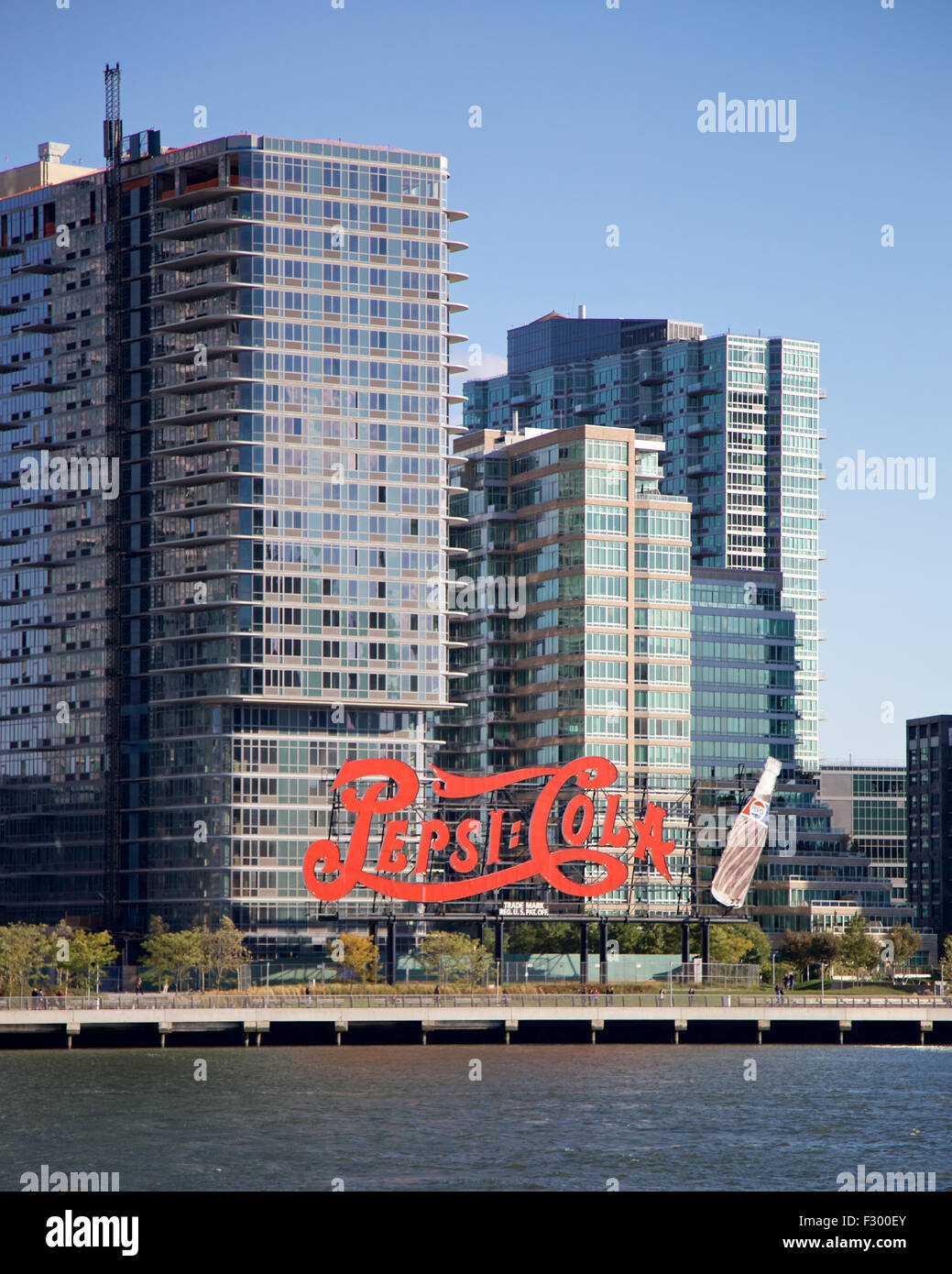 Monument historique Pepsi Cola avant de signer récemment construit des tours appartement de luxe à Long Island City, NY, USA. Banque D'Images