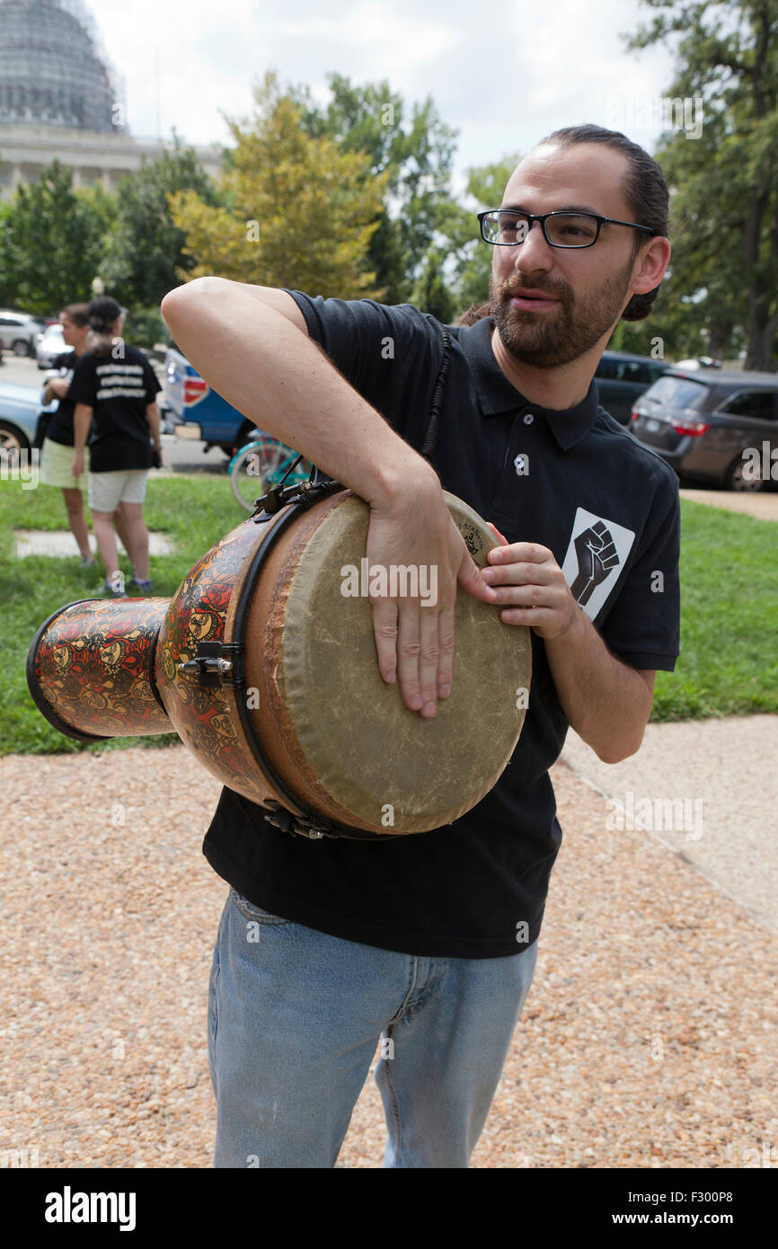 Un homme jouant du tambour djembé - USA Banque D'Images