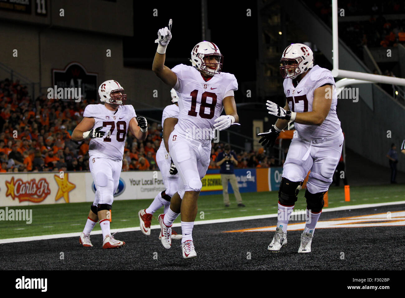 25 septembre 2015 - Austin Hooper (18) célèbre son but. L'Université de l'Oregon a joué au Stade Reser Stanford à Corvallis, ou le 25 septembre 2015. (Crédit Image : © David Blair via Zuma sur le fil) Banque D'Images