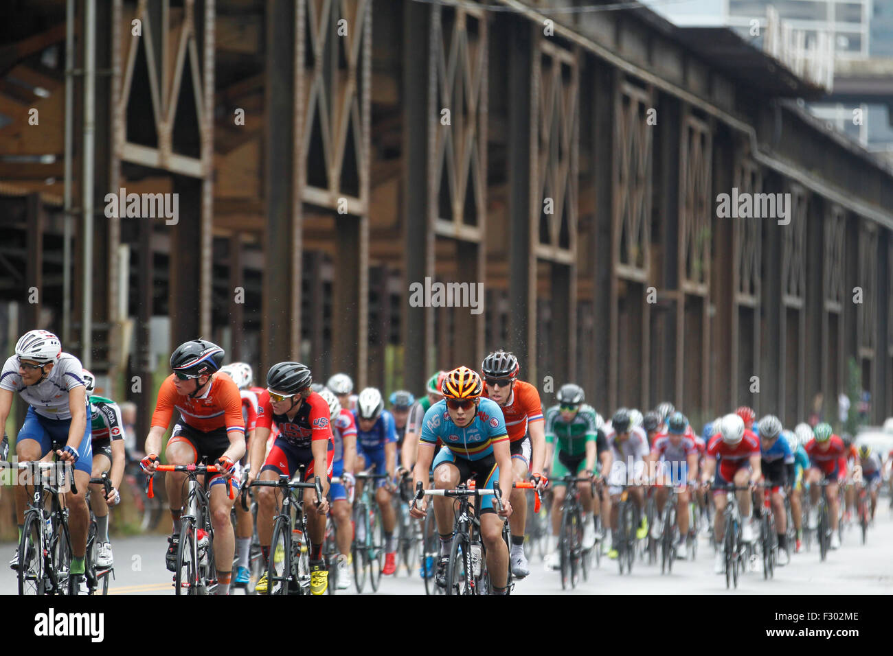 RICHMOND (Virginie), 26 sept., 2015. Au cours des 130 kilomètres de route UCI Hommes Junior 2015 Championnat du monde junior de course courses au champ passé une ligne ferroviaire le long de la rue Dock à Richmond, Virginie. Credit : Ironstring/Alamy Live News Banque D'Images