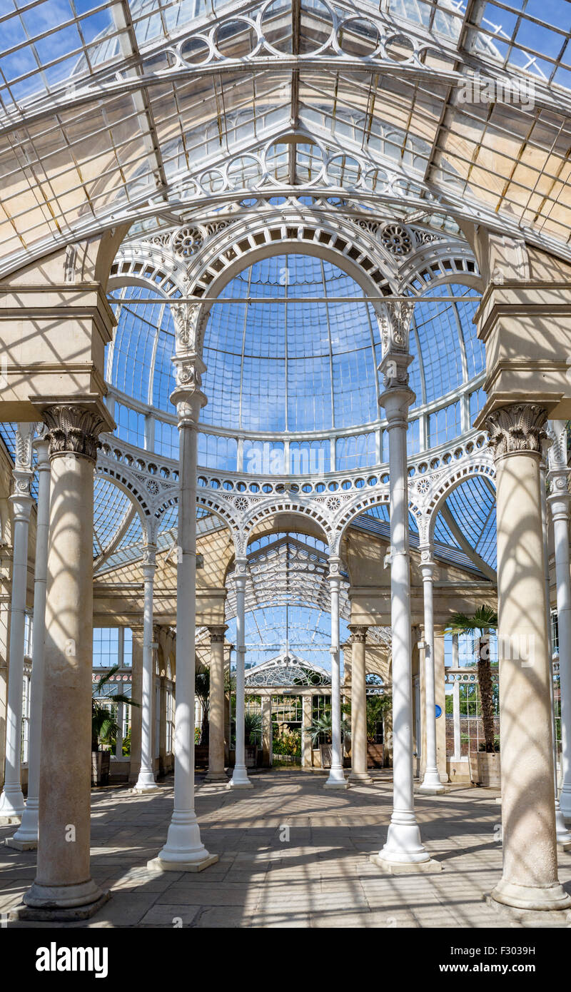 Intérieur de la grande véranda dans les jardins de Syon House, Syon Park, West London, England, UK Banque D'Images