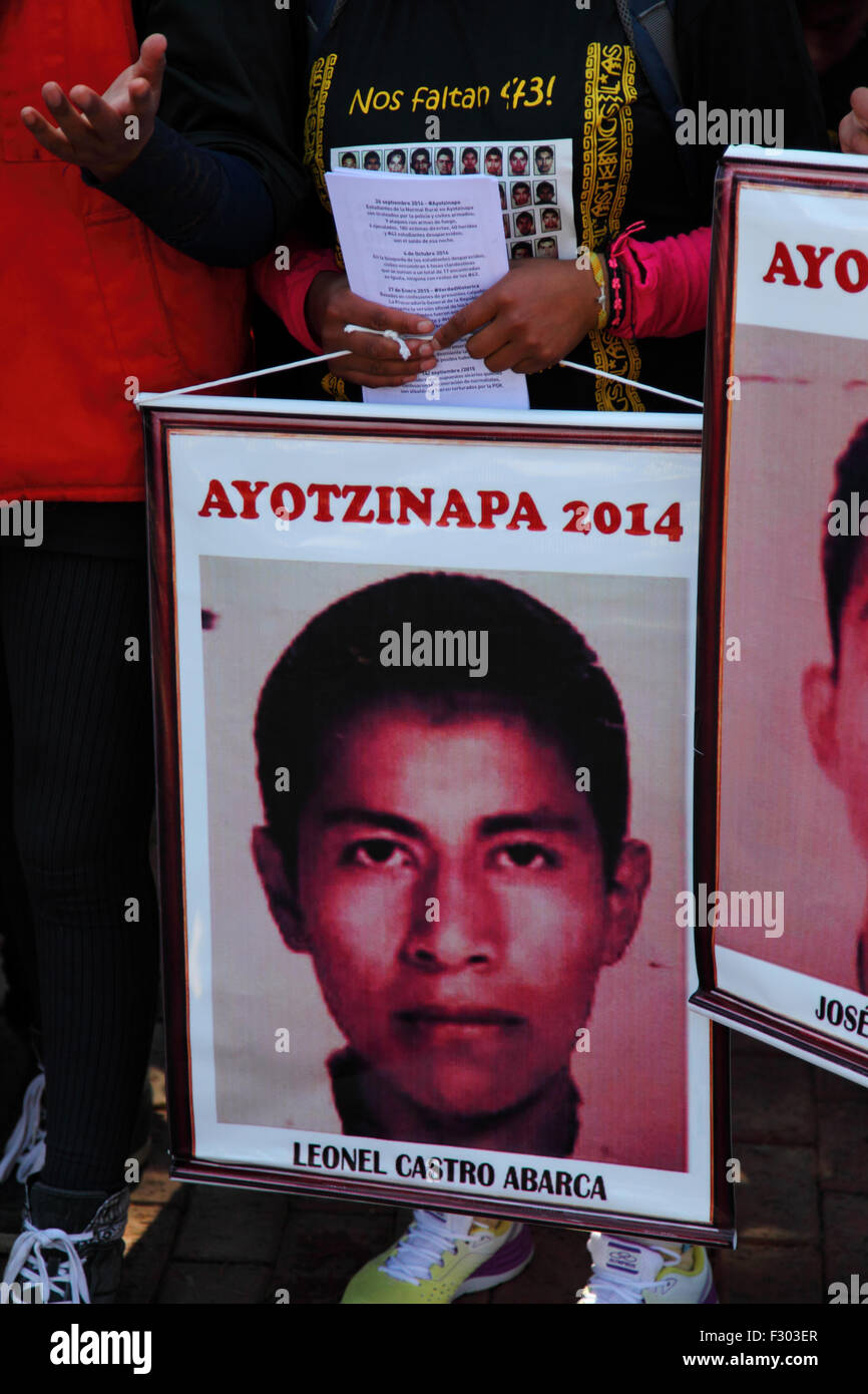 La Paz, Bolivie, le 26 septembre 2015. Un manifestant commémore le premier anniversaire de la disparition de 43 étudiants au Mexique. Les élèves (qui étaient d'un collège de formation des enseignants à Ayotzinapa) a disparu dans la nuit du 26 septembre 2014 dans la ville d'Iguala dans l'État de Guerrero. Le gouvernement mexicain pour son traitement de l'affaire a été largement critiqué et une équipe envoyée par la Commission interaméricaine des droits de l'Homme a conclu un certain nombre de lacunes dans l'enquête du gouvernement. Jusqu'à présent, le reste de seulement 2 de l'absence d'étudiants ont été formellement identifié. Banque D'Images