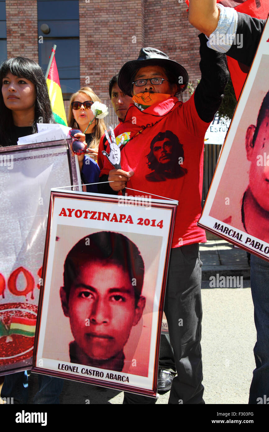 La Paz, Bolivie, le 26 septembre 2015. Les manifestants commémorent le premier anniversaire de la disparition de 43 étudiants au Mexique à l'extérieur de l'ambassade du Mexique à La Paz. Les élèves (qui étaient d'un collège de formation des enseignants) a disparu dans la nuit du 26 septembre 2014 dans la ville d'Iguala dans l'État de Guerrero. Le gouvernement mexicain pour son traitement de l'affaire a été largement critiqué et une équipe envoyée par la Commission interaméricaine des droits de l'Homme a conclu un certain nombre de lacunes dans l'enquête du gouvernement. Jusqu'à présent, le reste de seulement 2 de l'absence d'étudiants ont été formellement identifié. Banque D'Images