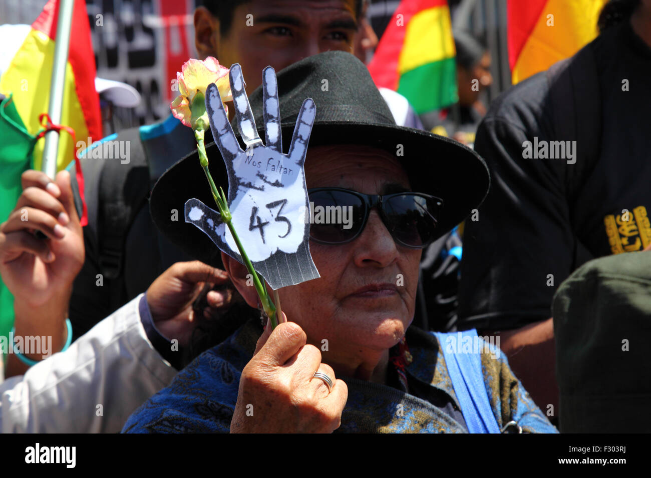 La Paz, Bolivie, le 26 septembre 2015. Manifestants devant l'ambassade du Mexique à La Paz de souligner le premier anniversaire de la disparition de 43 étudiants au Mexique. Les élèves (qui étaient d'un collège de formation des enseignants) a disparu dans la nuit du 26 septembre 2014 dans la ville d'Iguala dans l'État de Guerrero. Le gouvernement mexicain pour son traitement de l'affaire a été largement critiqué et une équipe envoyée par la Commission interaméricaine des droits de l'Homme a conclu un certain nombre de lacunes dans l'enquête du gouvernement. Jusqu'à présent, le reste de seulement 2 de l'absence d'étudiants ont été formellement identifié. Banque D'Images