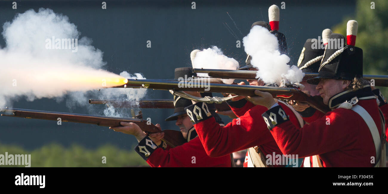 Reconstitution de la bataille de Waterloo et commémorations du 200e anniversaire. Crosby, Liverpool, Merseyside. Royaume-Uni 26 septembre 2015. Le canton célèbre le bicentenaire de la bataille avec des acteurs armés authentiques tirant des armes, des munitions et des uniformes habillés de l'époque reconstituant le déroulement de la bataille. Des centaines d'habitants ont assisté à l'événement organisé dans le 'Potter's Barn Park' pour voir la bataille d'après laquelle la ville a été nommée. Les bâtiments, y compris les bâtiments du parc Potters Barn classés Grade II, sont des répliques de ceux trouvés à Waterloo, en Belgique. Banque D'Images