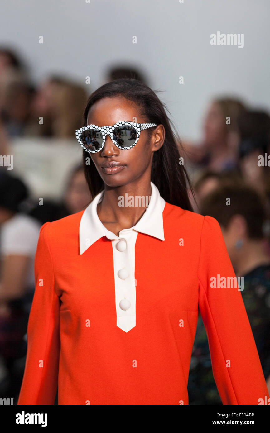 Londres, Royaume-Uni, 26 septembre 2015. Une jeune femme modèle noir marche  sur la piste « Trends » au London Fashion Weekend 2015 exposition de mode  montrant des lunettes de soleil et des