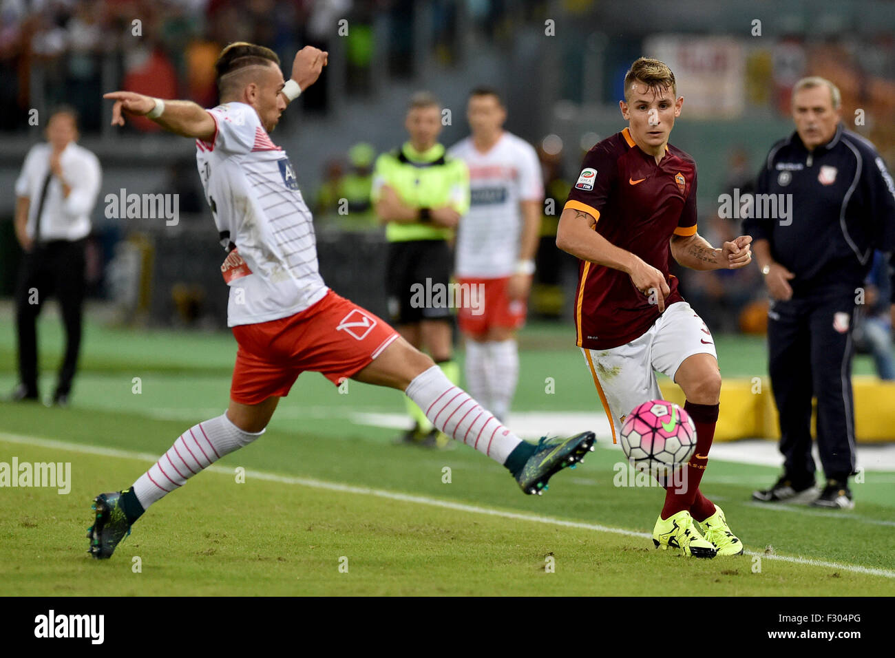 Rome, Italie. 26 Sep, 2015. Serie A Football. Roma par rapport à Carpi. Lucas Digne est contestée par Gaetano Letizia © Plus Sport Action/Alamy Live News Banque D'Images