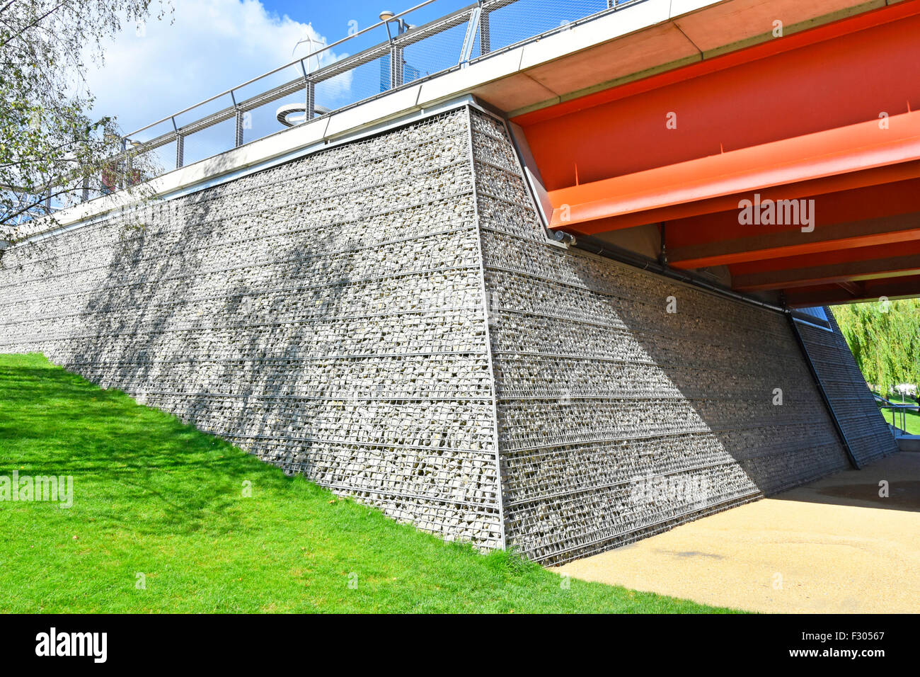 Paniers en cage de gabion dans l'enceinte du pont et mur de retenue derrière le maillage en acier galvanisé formé de béton recyclé écrasé pour former des gabions Londres UK Banque D'Images