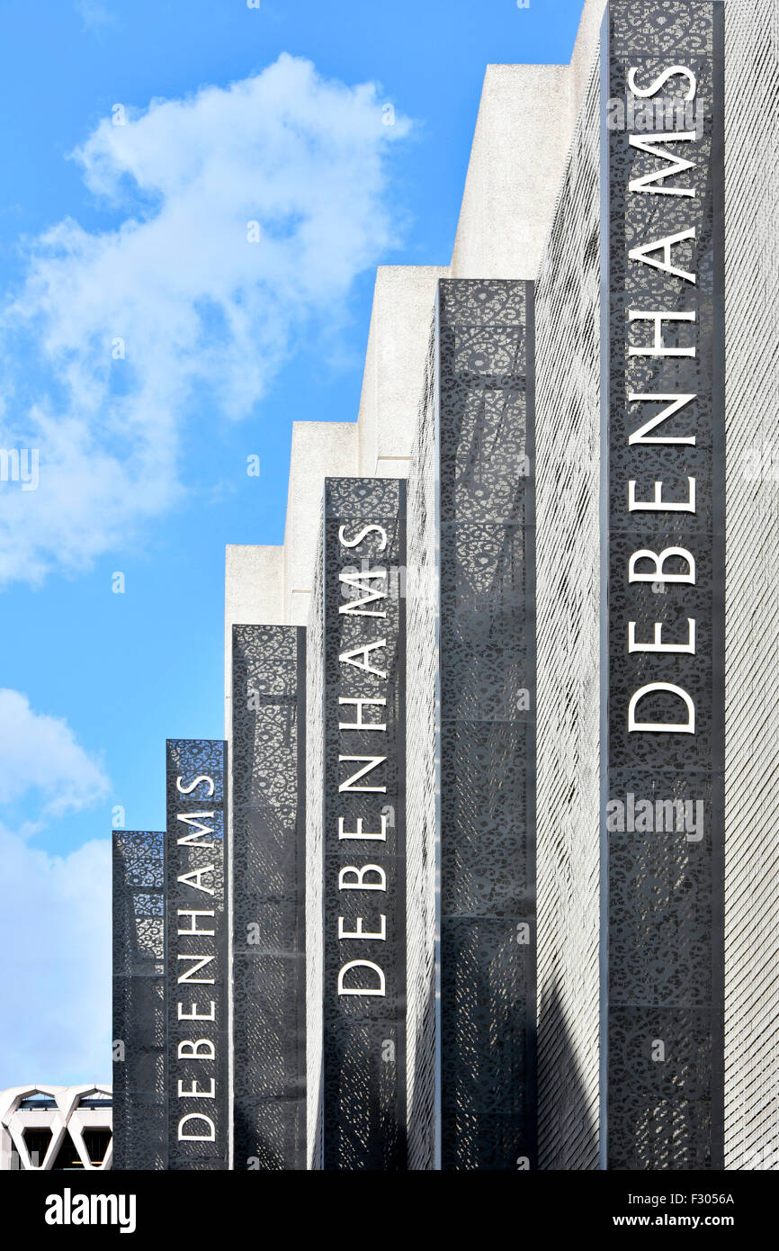 Magasin Debenhams signe monté verticalement le long du côté répétitif sur le nouveau bâtiment de la rue d'Oxford Banque D'Images