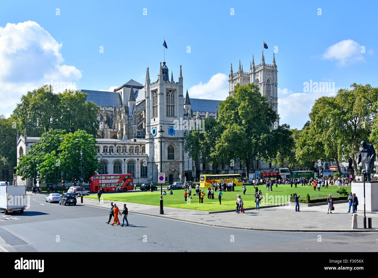 La place du Parlement avec l'église de St Margaret dans le parc de l'abbaye de Westminster London England UK Banque D'Images La place du Parlement avec l'église de St Margaret dans le parc de l'abbaye de Westminster London England UK Banque D'Images