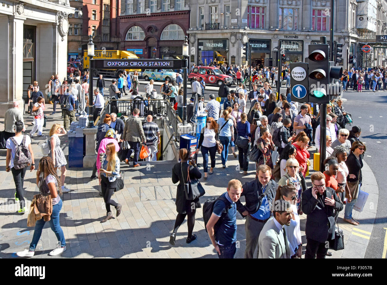 London street et de la station de métro Oxford Circus et les gens à l'entrée route de passage de piétons à l'intersection de Regent Street et Oxford Street UK Banque D'Images