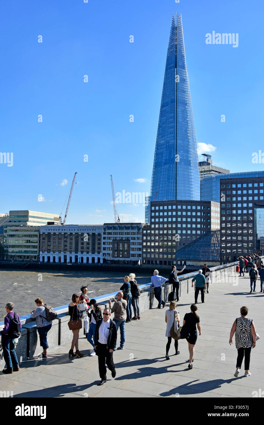 London Bridge large chaussée personnes traversant au-dessus de la Tamise avec le gratte-ciel de Shard bâtiment au-delà de Southwark Angleterre Royaume-Uni Banque D'Images London Bridge large chaussée personnes traversant au-dessus de la Tamise avec le gratte-ciel de Shard bâtiment au-delà de Southwark Angleterre Royaume-Uni Banque D'Images