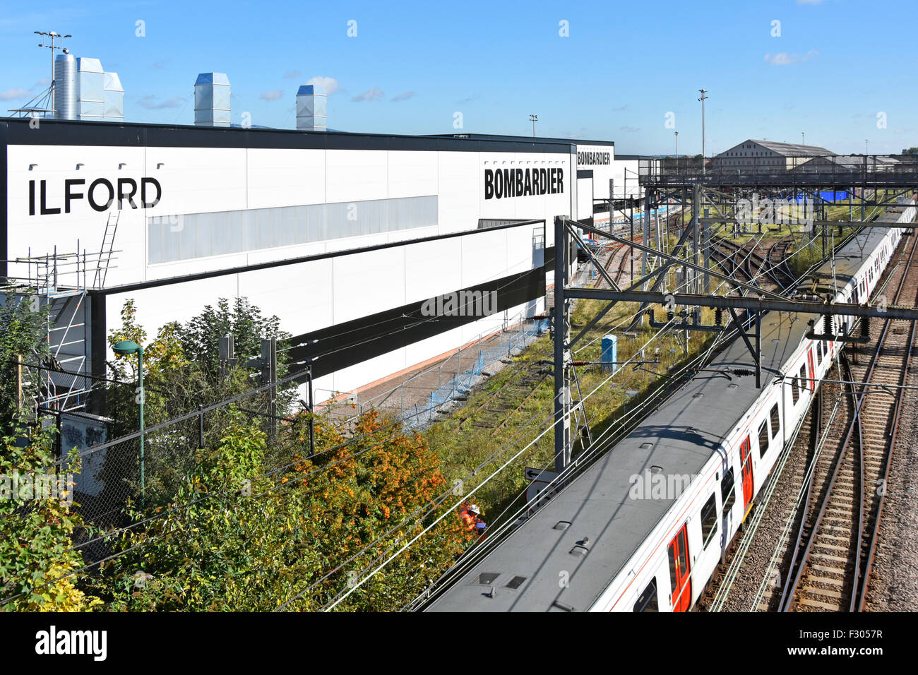 Matériel roulant traverse la ligne Elizabeth depot Ilford train nouveaux hangars d'entretien à l'usine de Bombardier Transport à East London England UK Banque D'Images