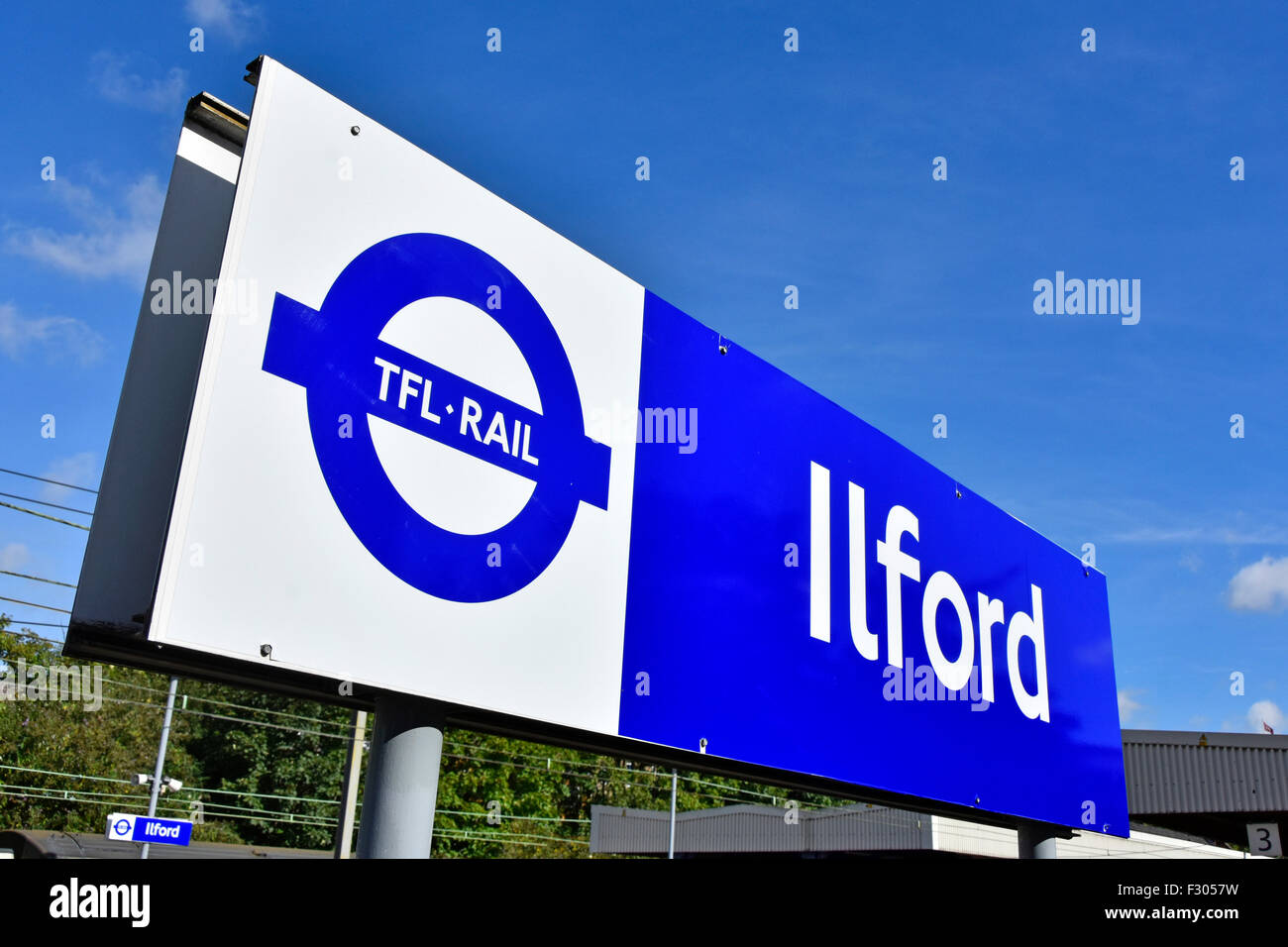 2015 Nouvelle gare de banlieue de Londres signalisation bleu par TFL avant les modifications apportées à la ligne Elizabeth lorsque traverse commence à fonctionner et s'arrêter à Ilford UK Banque D'Images