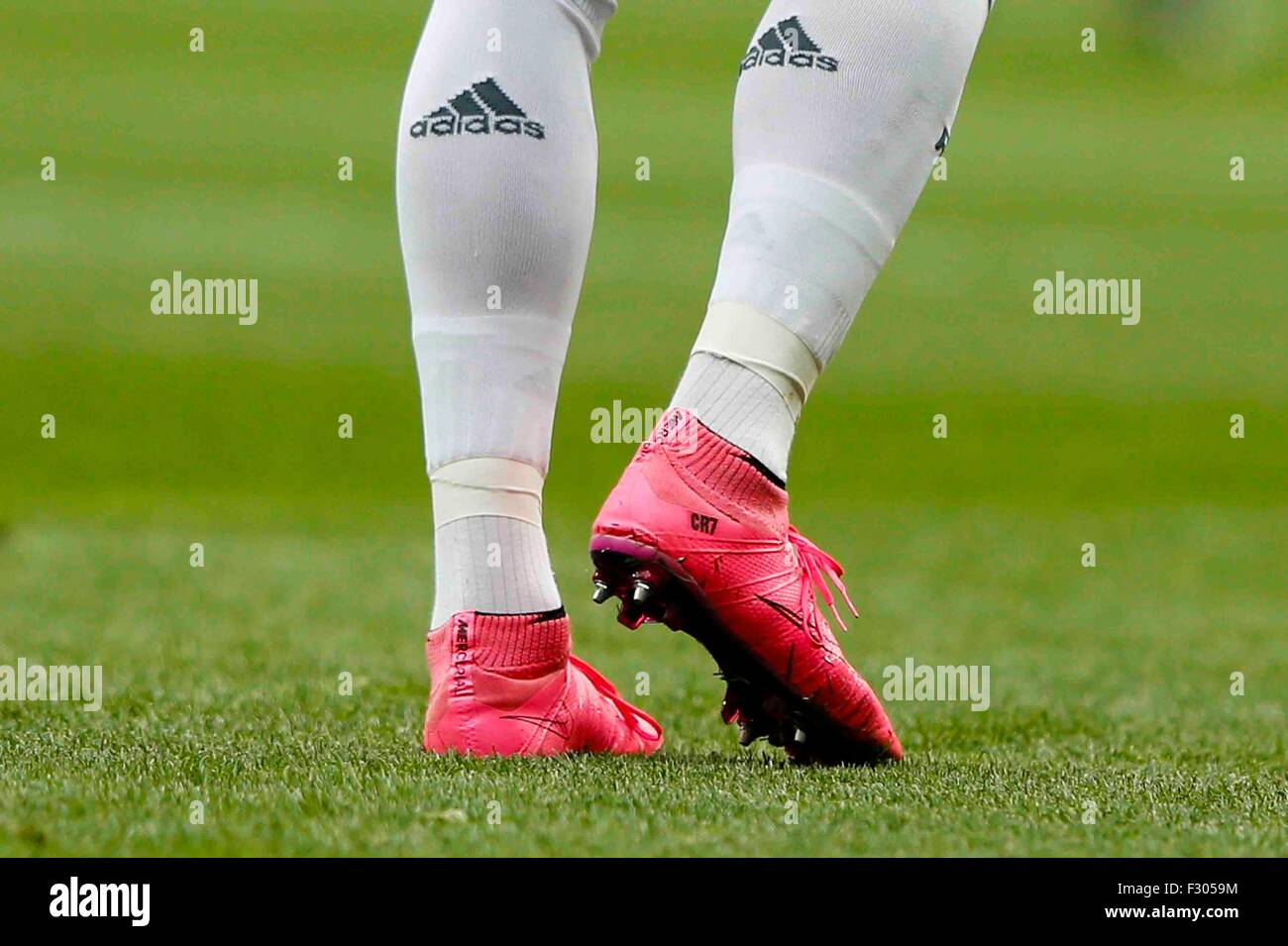 Madrid, Espagne. 26 Sep, 2015. Les chaussures personnalisées de Cristiano  Ronaldo dos Santos (7) Real Madrid au cours de la match de football de la  Liga entre le Real Madrid et Malaga