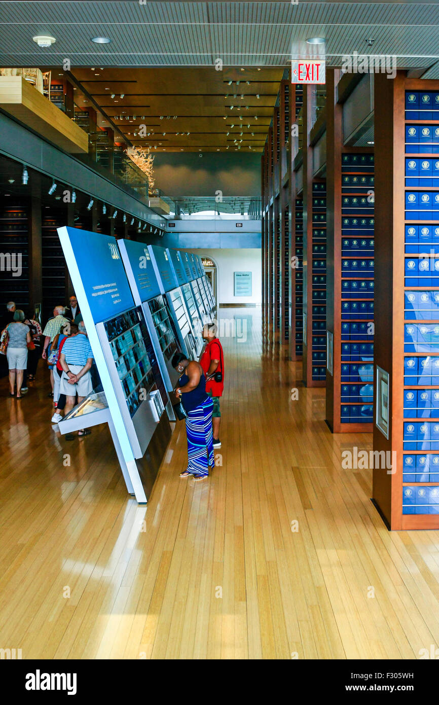 Huit panneaux de montage dans la William J. Clinton Presidential Center à Little Rock en Arkansas Banque D'Images